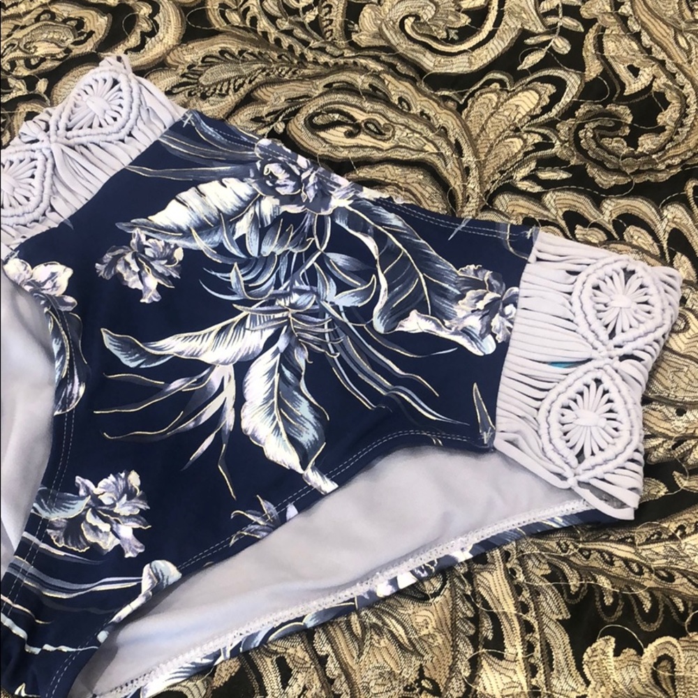 Strappy cutout swim bottoms - Picture 3 of 12